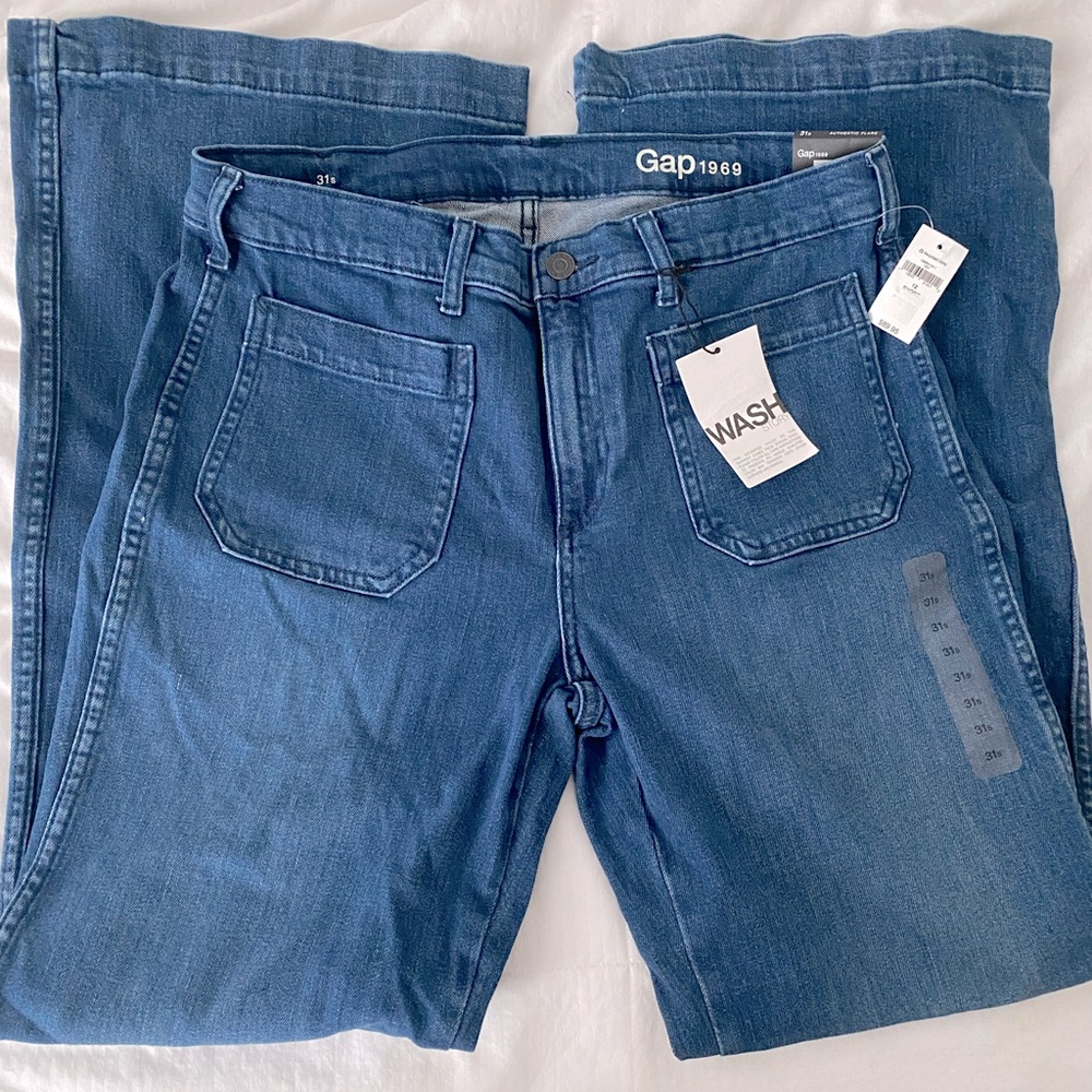 Gap authentic flare jeans, front pockets in 31S. NWT.
